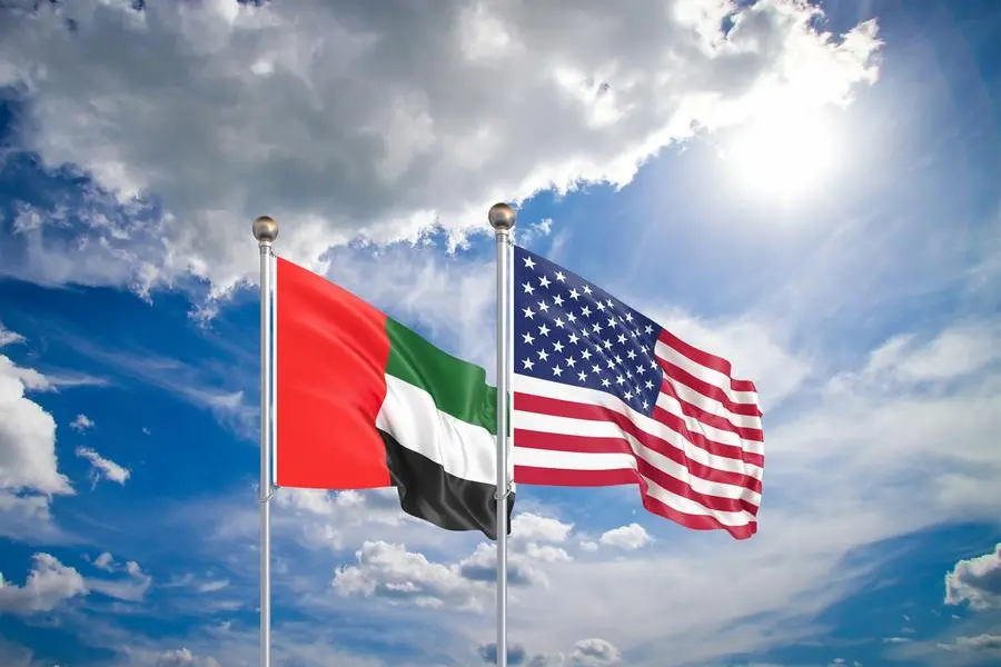 Флаги США и ОАЭ на фоне голубого неба