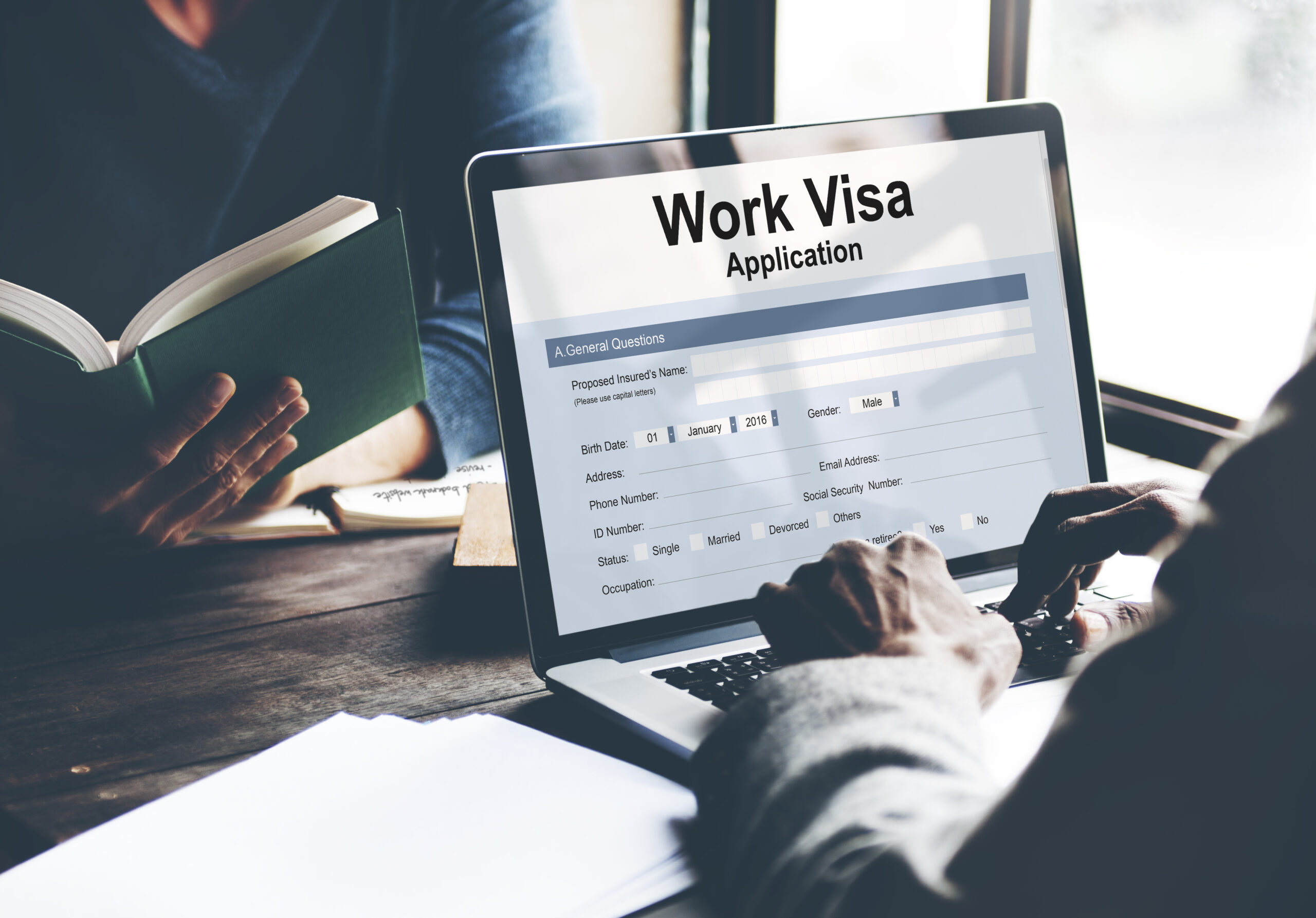 Анкета на рабочую визу в США, открытая на ноутбуке