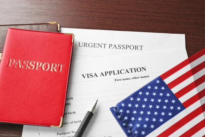 паспорт, анкета на визу и флаг США