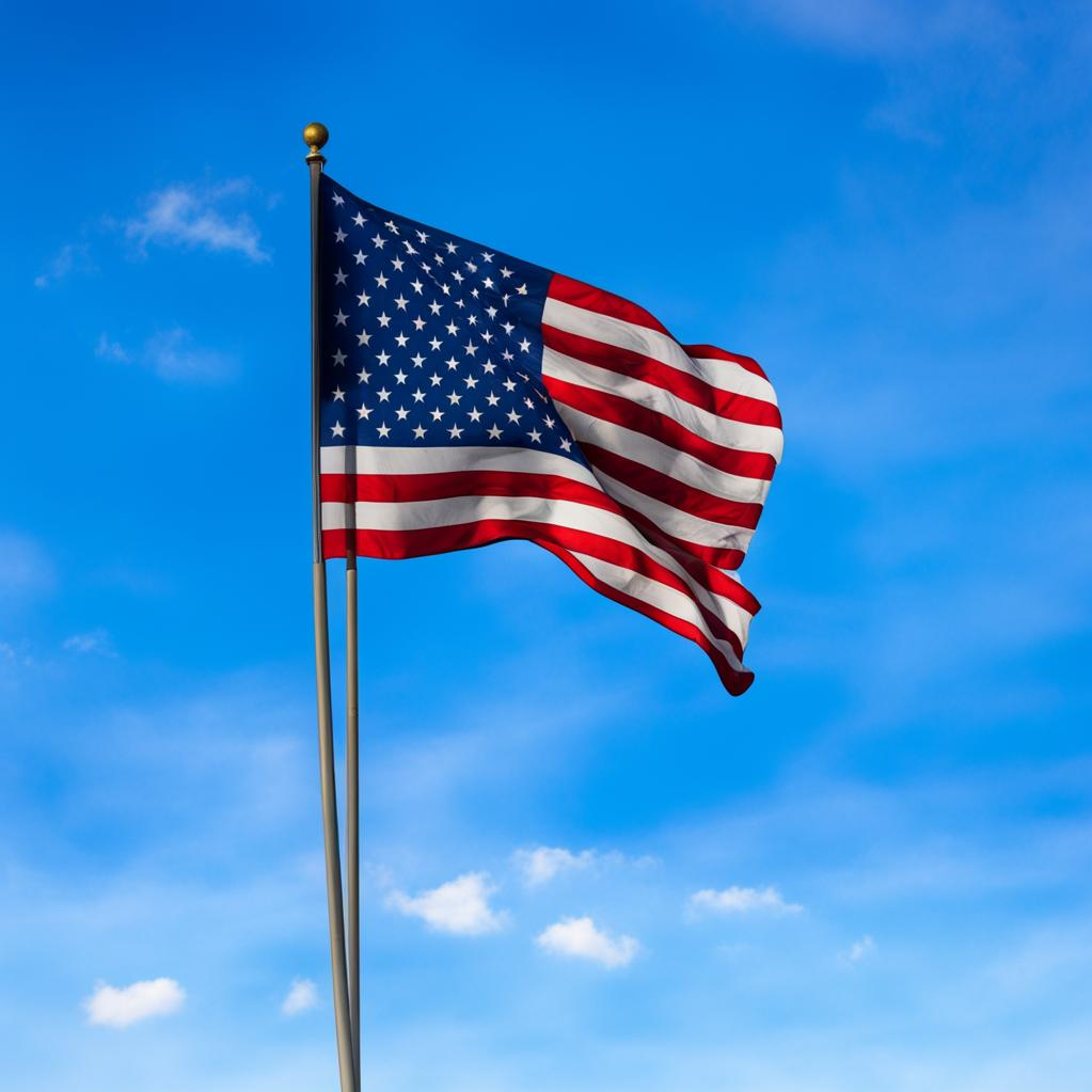 Флаг США на фоне голубого неба
