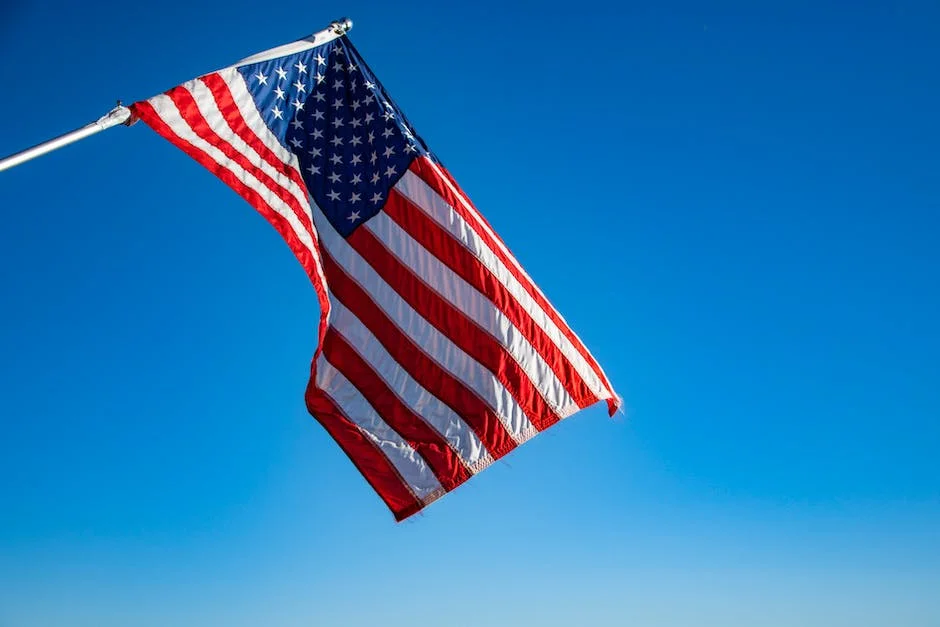 Флаг Америки на фоне голубого неба