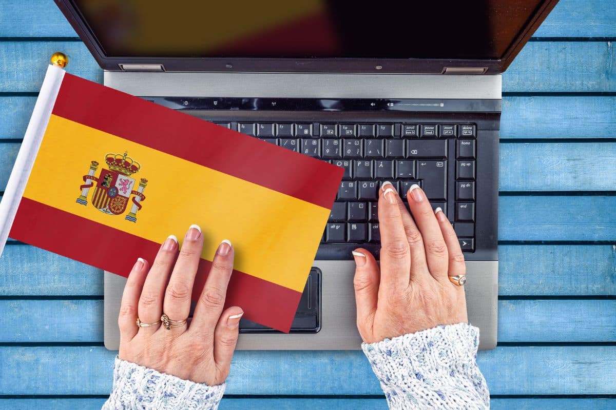 Флаг Испании на фоне ноутбука
