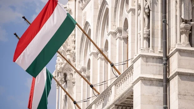 Флаги Венгрии на здании