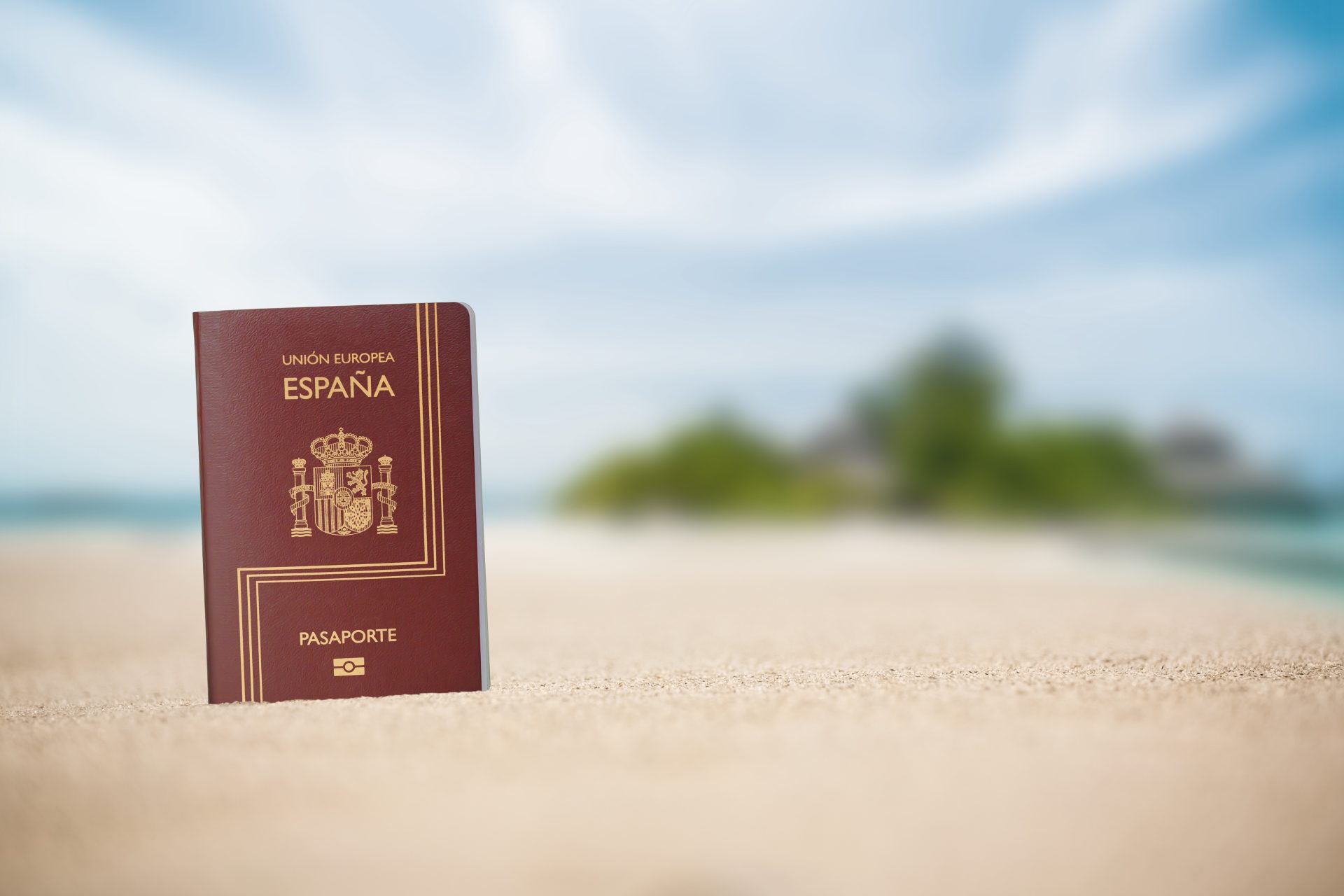 Паспорт гражданина Испании в песке