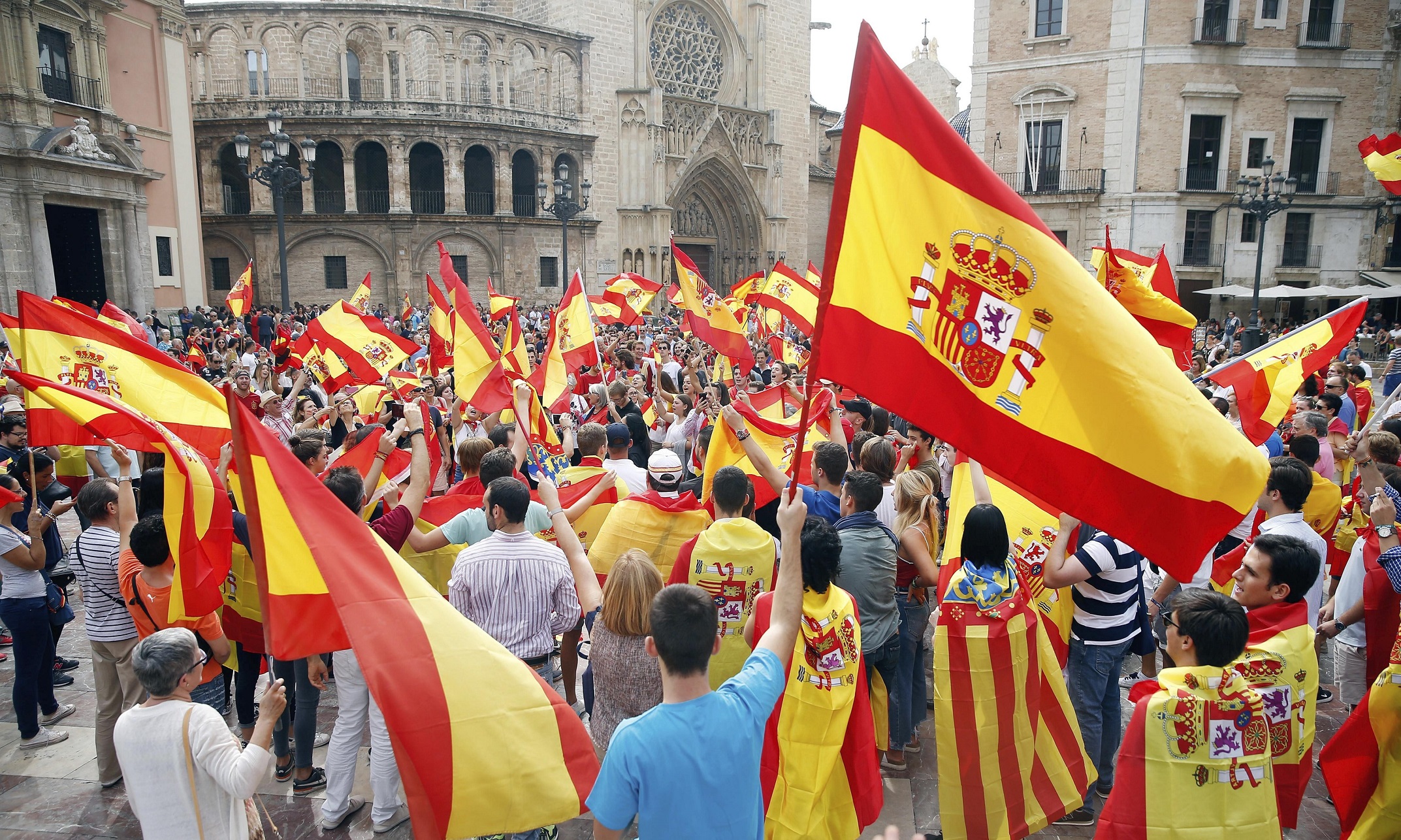 Люди с флагами Испании