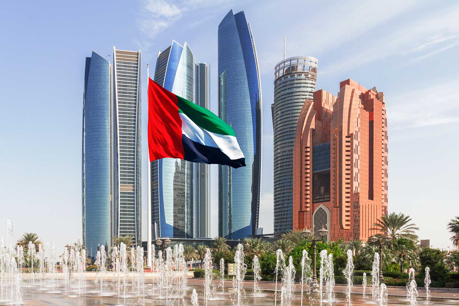 Флаг ОАЭ на фоне современных зданий