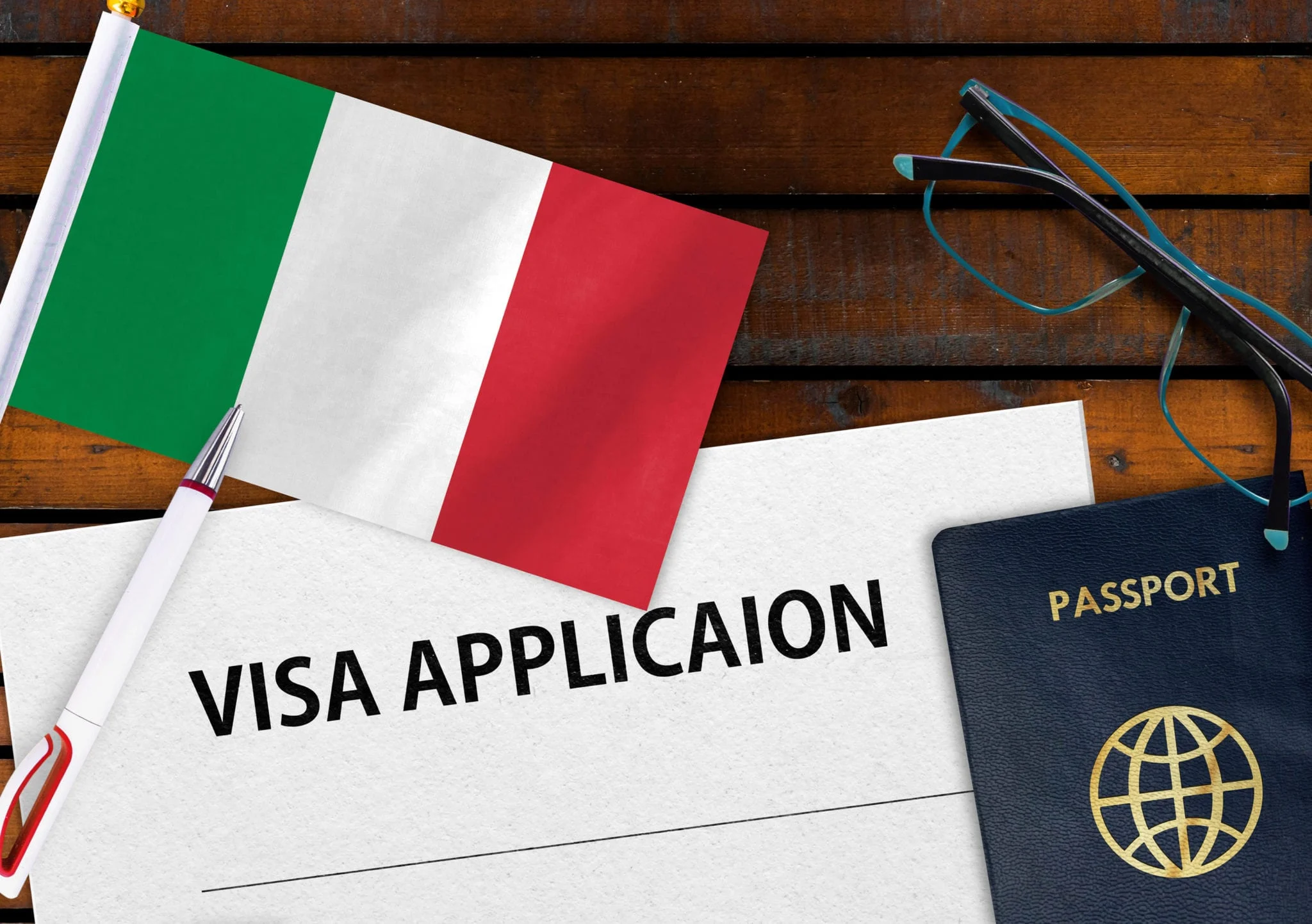 Флаг Италии, анкета на визу и паспорт