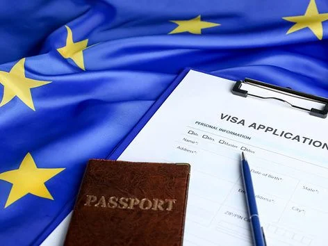 Паспорт и визовая анкета на флаге ЕС