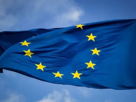 Флаг ЕС на фоне неба