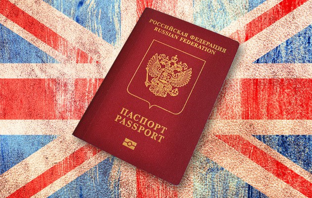 Российский загранпаспорт на фоне флага Великобритании